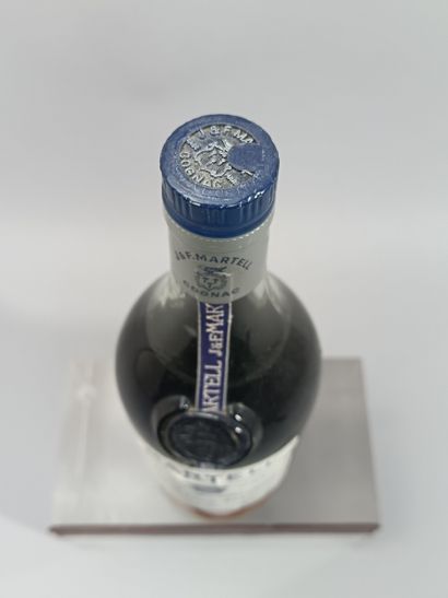 1 Bouteille COGNAC MARTEL Cordon bleu Légérement...