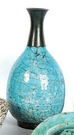 Grand vase turquoise, Iran, XIXe siècle Céramique...