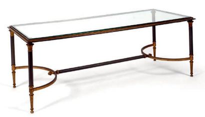 BAGUES: Table basse en bronze et verre: Longueur:...