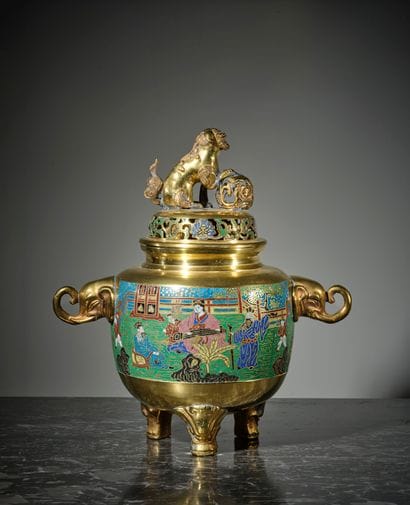 珐琅彩绘宫廷景象的乌木香炉，象头把手和佛狗把手。
中国，20 世纪
H.44 厘...