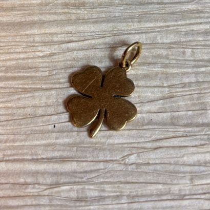 蒂芙尼公司
18K (750th) 金吊饰，造型为三叶草。有 Tiffany &...