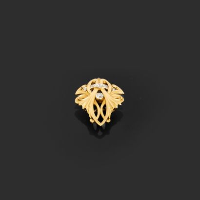 18K（750 年）金戒指，造型为马维洛纹，以一颗封闭式珍珠镶嵌的古老切割钻石为中心，辅以钻石切割的玫瑰花边饰。
十九世纪下半叶的法国作品。
毛重：8.80...