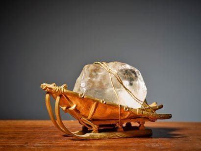 俄罗斯作品，约 1880 年。
三驾马车和冰块
镀金青铜和水晶块
长 15 厘米