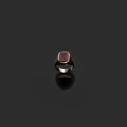一枚 18K 金（750 年）戒指，戒指上镶嵌有一个枕形凹刻，刻有一个士兵的侧面。
十九世纪法国作品（有切割痕迹）。
总重量：12.70...