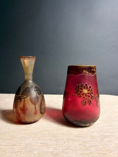潘坦水晶
盘形 Soliflore 花瓶，酸蚀金银花装饰，色调为棕色和紫色。跟部有金色签名
H.16...