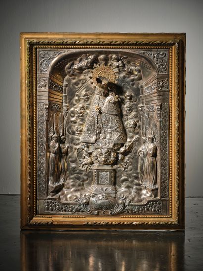 巴伦西亚（西班牙）守护神 Virgen de los desamparados 的电镀浮雕。
20...
