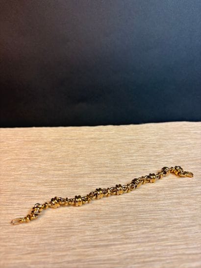 INVERNIZZI
双色 18K (750th) 金手镯，由带装饰的花式链节组成，龙虾扣。刻有...