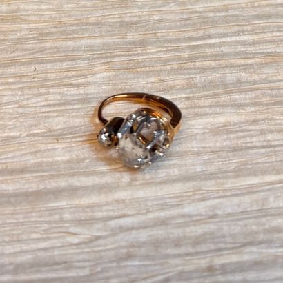 18K (750th) 金耳环，镶嵌一颗皇冠形玫瑰式切割钻石，饰以一朵钻石玫瑰。法国作品，19...