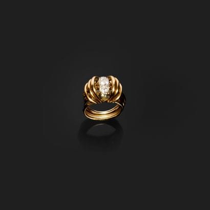 18K（750e）金和铂金戒指，饰有桥形装饰，镶嵌明亮式切割钻石。
约制作于 1960...