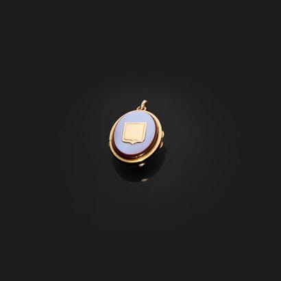 18K (750th) 金开口吊坠，包括一个饰有两层玛瑙牌匾的徽章，盖子上有一个护盖。内部有一个玻璃隔层，可放置一绺头发。十九世纪法国作品。
毛重：14.30...