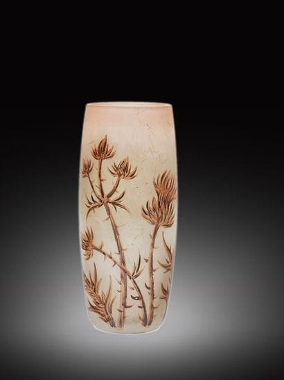 查尔斯-维西耶（1866-1941 年）
磨砂玻璃花瓶，粉色背景上饰有蓟花，并刻有...