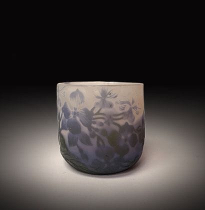 花瓶
 酸蚀紫玻璃花瓶，花卉图案。
签名：Gallé
H.5 厘米