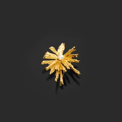 胸针
纹理清晰的 18K 金（750 第）夹式胸针，饰有花朵造型，中心镶嵌一颗爪镶明亮式切割钻石，重约...