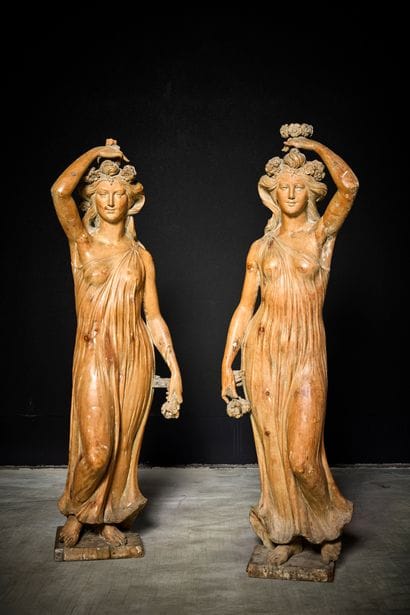 一对圆雕木质无花果女像，表现了两位身披植物花环、手持花卉元素的仿古风格无花果女像。
十九世纪
H.161...