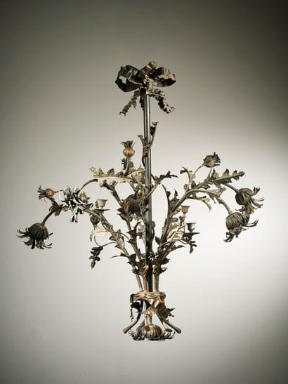 锻铁四灯吊灯，带蓟花装饰
H.97 厘米