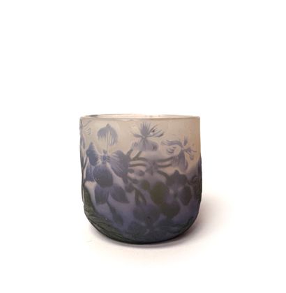 花瓶
 酸蚀紫玻璃花瓶，花卉图案。
签名：Gallé
H.5 厘米