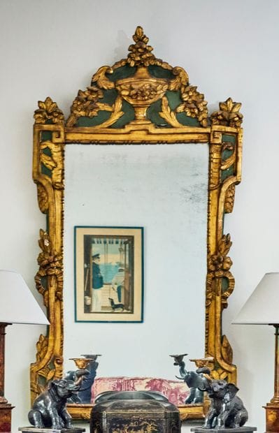 Miroir à fronton en bois doré et laqué vert...