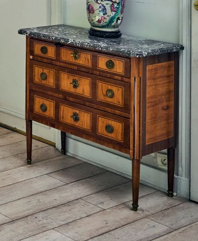 Commode en bois de placage marqueté à décor...