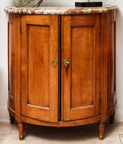 Commode demi-lune en fruitier ouvrant par...