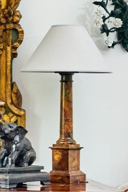 Paire de lampes colonnes imitant le marbre.
XXème...