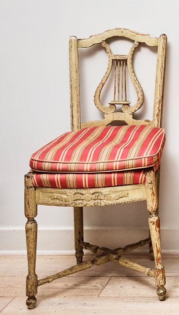 Paire de chaises lyre en bois laqué.
Travail...