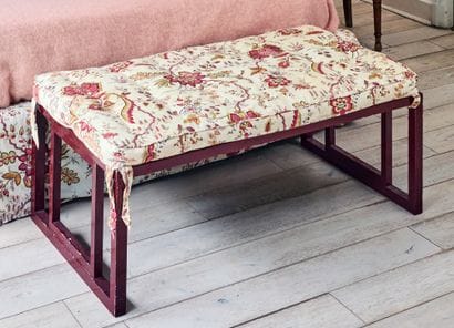 Ensemble comprenant quatre tables de chevet...