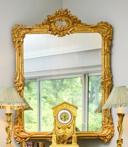 Miroir à fronton ajouré en bois et stuc doré...