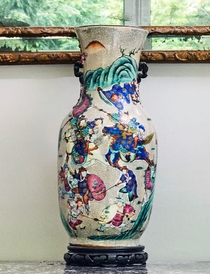 Vase en porcelaine craquelée à décor de scène...