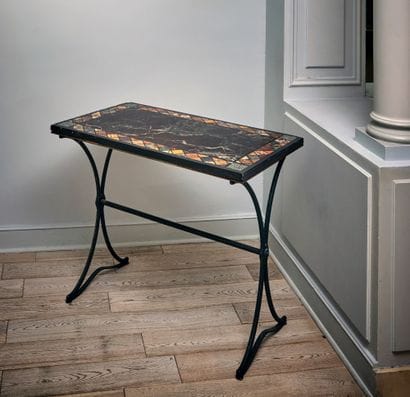 Table en console, piètement fer forgé. Dessus...