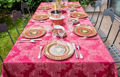 Nappe et serviette en tissu rouge à décor...