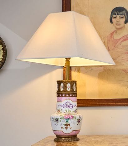 Lampe en porcelaine style Sèvres montée bronze.
Circa...