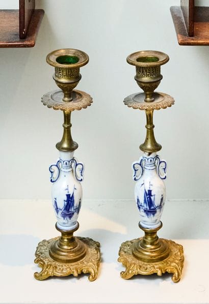 Deux bouts de table en laiton et porcelaine...