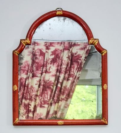 Miroir violonné en bois laqué rouge et or.
Fin...