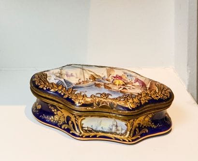 Boîte en porcelaine style Sèvres bleu à rehaut...