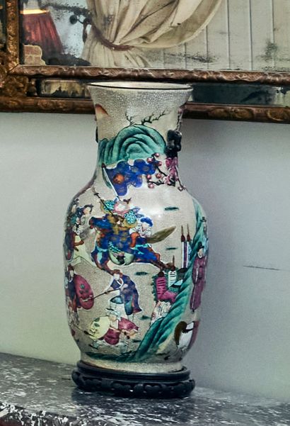 Vase en porcelaine craquelée à décor de scène...