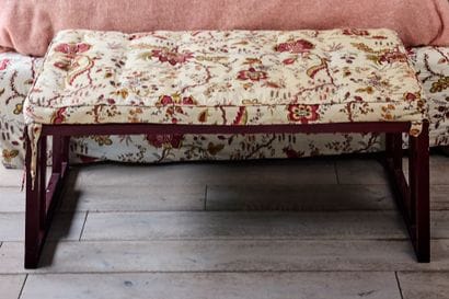 Ensemble comprenant quatre tables de chevet...