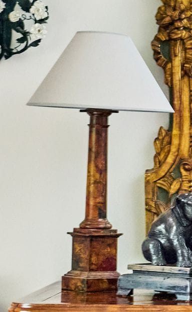 Paire de lampes colonnes imitant le marbre.
XXème...