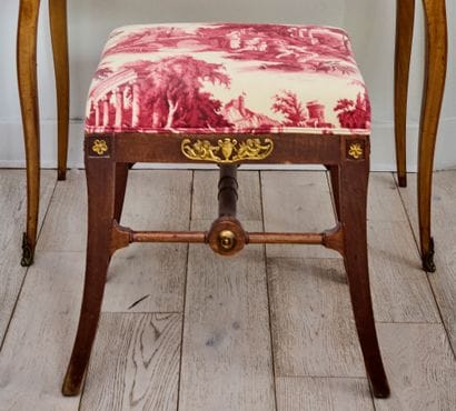 Tabouret en bois de placage garni bronze.
Style...