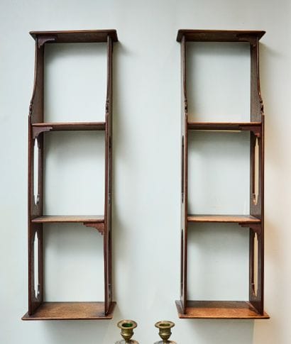 Paire d'étagères ajourées en bois naturel...