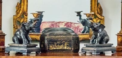 Paire d'éléphants en bronze à deux patines...