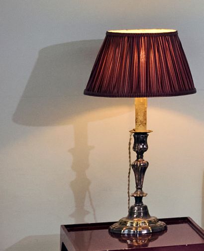 Paire de flambeaux en métal montés en lampe
H....