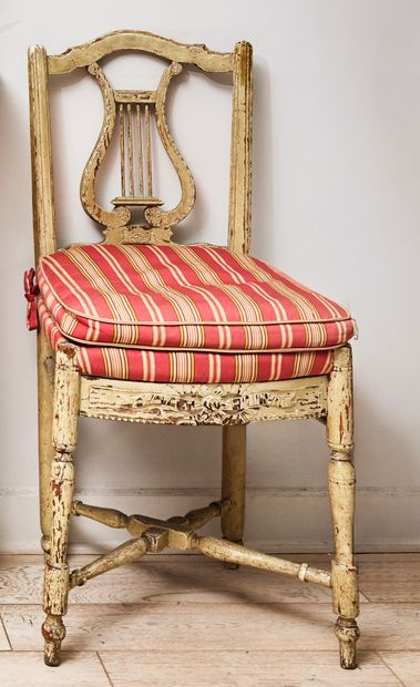 Paire de chaises lyre en bois laqué.
Travail...