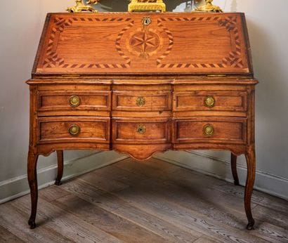 Bureau de pente en bois naturel marqueté...