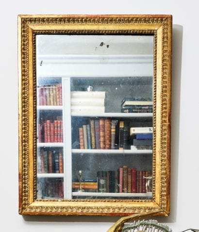 Miroir en bois et stuc doré à décor de raie...