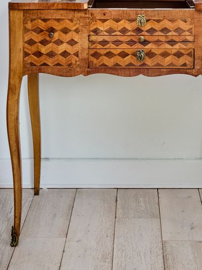 Coiffeuse en bois de placage marqueté de...