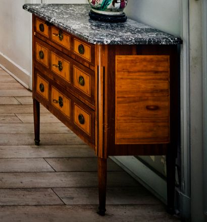 Commode en bois de placage marqueté à décor...