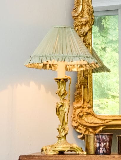 Paire de flambeaux en bronze à décor végétal...