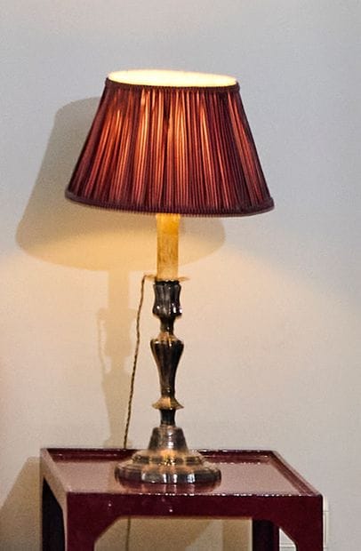 Paire de flambeaux en métal montés en lampe
H....