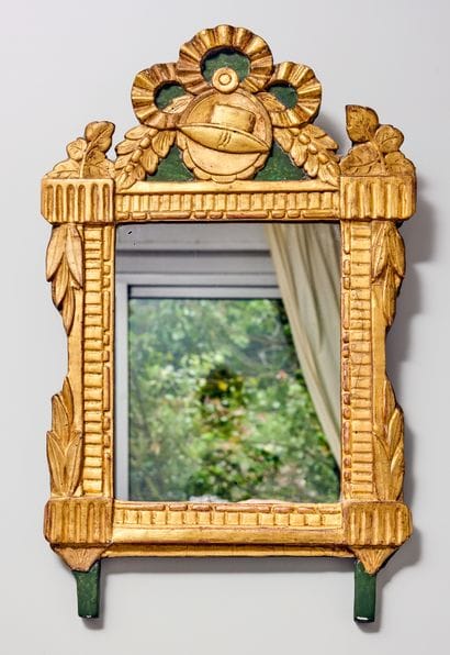 Petit miroir à fronton en bois laqué vert...