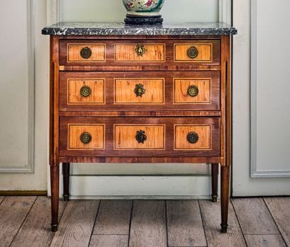 Commode en bois de placage marqueté à décor...